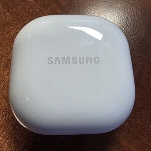 Samsung White Wireless Earbuds Charging Case